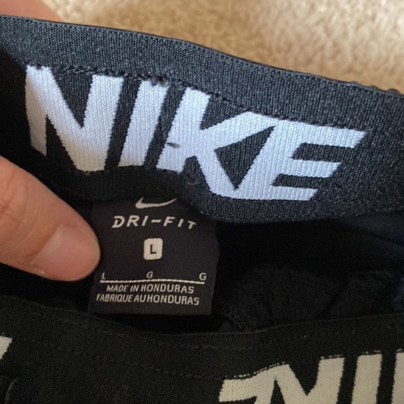 Nike drifit large kids short black and white - Picture 3 of 4